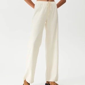 Linnebyxor - Säljer dessa helt nya linnebyxorna från Pull & Bear! 🧚🏼‍♀️ innerbenslängd: 78cm 