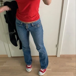 Röda converse  - Äkta converse storlek 37, använda men inget hål eller linknande. 