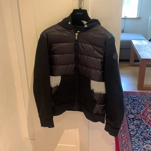 Moncler cardigan - Knappt använd moncler cardigan. Storleken skulle jag säga är som en xs i herr storlek