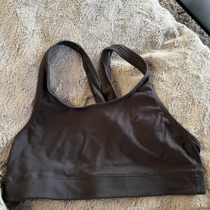 Sport-bh  - Säljer svart sport-bh