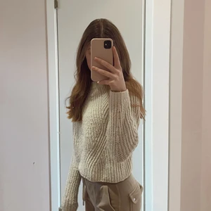 Tröja - En vit/beige tröja🌸Den är i storlek s och har används några gånger🌸Buda gärna