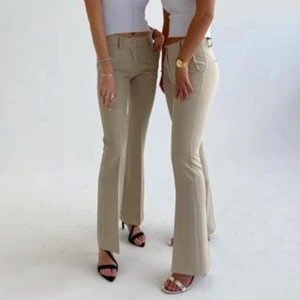 Kostymbyxor strl xxs  - Säljer dessa beiga kostymbyxor från DesignbySi som är helt oanvända pga att de är för små för mig. Jag är 158 cm lång och de passar i längden men är lite för små för mig i låren. Prislappen sitter kvar och köpte dem för 432 kr men säljer för 225 kr. Har lagt in en bild på storleken för er som undrar💕