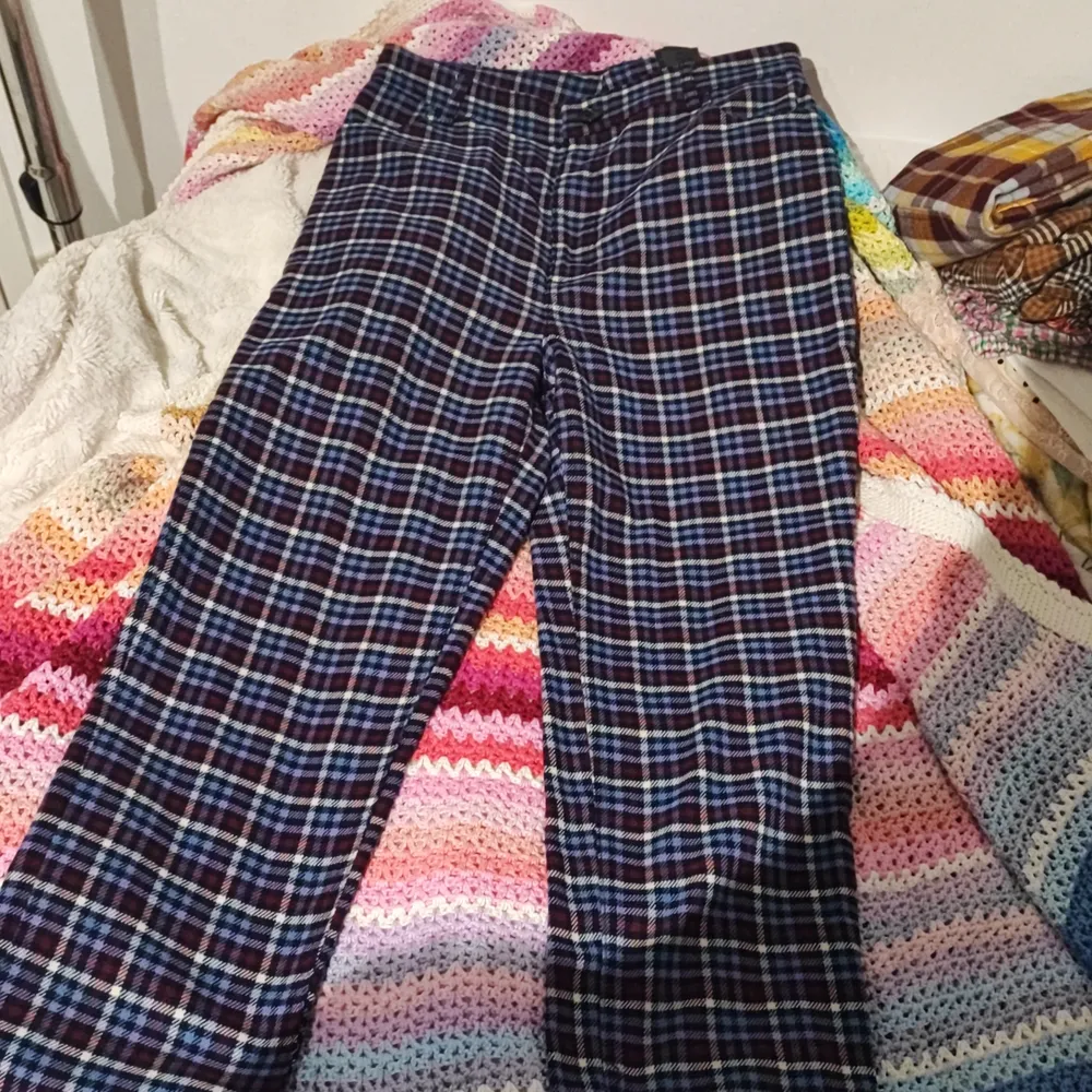 Rutiga byxor i lila med inslag av rött och vitt. Väldigt fina och sitter bra. Farkut & Housut.