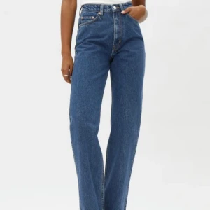 WEEKDAY ROWE - säljer dessa mörkblå jeans ifrån weekday, strl 26/32. Fint skick!💕köparen står för frakten! skriv privat om du undrar något!