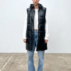 Skinn väst - Säljer pågrund av att den inte kommer till någon användning. Endast använd en gång i Max 2 timmar, som ny! Längre väst i skinnimitation med luva. Köpt för 699kr från zara. Köparen står för frakten 