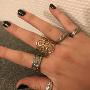 guldig ring - skitcool men använder inte guld längre:,) knappt använd, justerbar. ingen fraktkostnad 😚 