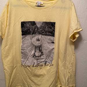 Lång gul t-shirt med tryck på framsidan från New yorker i stl XXL. Vid leverans tillkommer frakt kostnad.