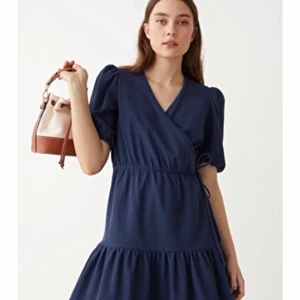 Klänning från & Other stories - Säljer denna klänning från & Other stories fast i svart. Originalpris 690kr (säljer för mindre än halvapriset). Endast använd ett fåtal gånger. 