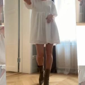 Student klänning - En riktig dröm! Klänningen är vid och flowy med armar som små moln. Så ball och drömmig. Aldrig använd ❤️ storlek 36 (jag är 165)