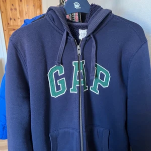 GAP Hoodie  - Lägger ut igen pga oseriös köpare. Snygg GAP Hoodie, väldigt bra kvalitet och använd fåtalgånger, nyskick, ull innuti så väldigt varm och skön 