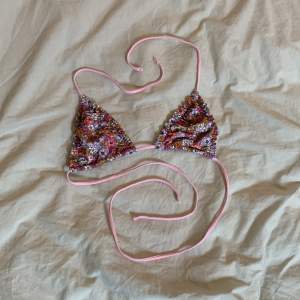 Super fin bikini-topp men rosa band. Nyckick! Aldrig använd. Passar S/XS :))