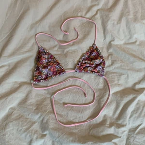 Bikbok bikini-topp - Super fin bikini-topp men rosa band. Nyckick! Aldrig använd. Passar S/XS :))
