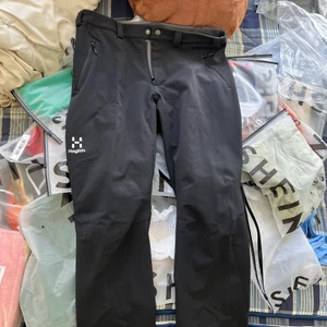 Haglöfs byxor - Säljer mina haglöfs pågrund av att dom blivit för stora! Använda ett fåtal gånger, jätte fint skick, storlek M