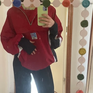 Dobsom - Vindjacka, den är ganska tunn och på mig oversized (är XS) passar både tjej och kille skulle jag säga. St 40