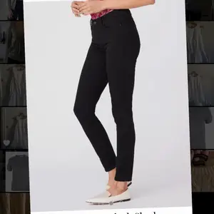 Paige jeans i modellen verdugo ankle i svart, storlek 26. Använda men fint skick, jättesnygg modell med lite stretch! Nypris runt 2500kr, säljs för 300kr!  Perfekt bas-plagg i garderoben som går till alls