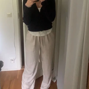 Linnebyxor  - Säljer dessa linnebyxor i en fin beige färg. De är från hm och köpta förra året. Storlek 38 men har sytt in dom så att dom inte är så pösiga och passar mig parfekt som vanligtvis har 36. Jag har även sprättat upp kanten så att dom blev längre och sitter fint i längden på mig som är 168 