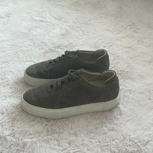 Axel arigato skor - Gröna Axel arigato skor, använda fåtal gånger, så nästan som nya.