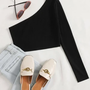 Croppad svart off-shoulder topp - Jätte fin och säljer då jag råkade köpa 2 st. Aldrig använd eller testad, HELT SOM NY!!! 