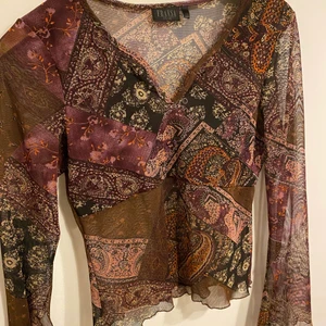 Mönstrad meshtopp - Mönstrad långärmad topp i mesh🥰 Så fin passform, säljer pga att den tyvärr blivit för liten. Strl M men skulle snarare säga att den sitter som en XS-S!