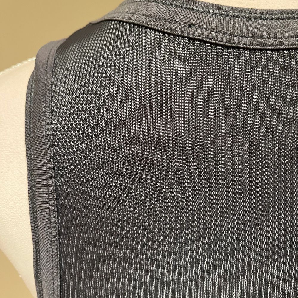Säljer nu ett superfint mörkgrått linne (det ser svart ut på bilden men det är mörkgrått) som aldrig är använt!! Helt oanvänt!! Skönt och luftigt material perfekt för sommaren! FRAKT TILLKOMMER❗️❗️. Toppar.