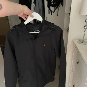 Lyle and scott jacka - En svart lyle and scott jacka i storlek s, nyköpt för 2 månader sen. 