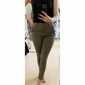 Gröna kostymbyxor - Byxor i skönt och stretchigt material (nyskick). Illustration av fickor baktill. Säljer ett par likadana i svarta! Passar XS-S. 