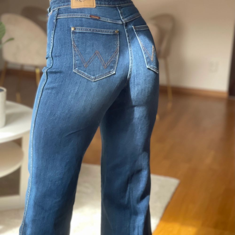 Snygga, sköna högmidjade jeans från Wrangler. Använda en gång. Nypris 1200kr. Jeans & Byxor.