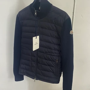 Moncler cardigan L(M) storlek 3  - Intresse check på denna Moncler cardigan storlek L(M). Skriv gjärna bud. 9/10 Cond. Dm för fler bilder. Självklart äkta. Tags fås med.
