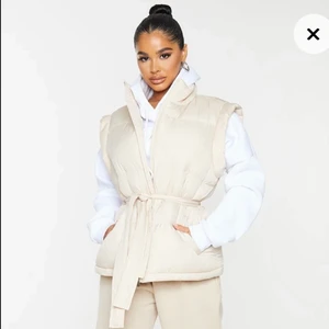 Väst - Helt ny väst med prislappen kvar, den har en jättefin beige färg och sitter bra på