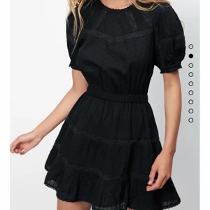 Klänning ifrån Zara - Säljer nu min klänning ifrån zara då den inte kommer till någon användning, pris kan disskuteras. Använd ändast 2 gånger och är som ny✨