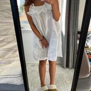 klänning🤍 - JÄTTE söt klänning som jag köpte förra året!! Kommer tyvärr inte till användning <3 använd ca 3/4 gånger! 