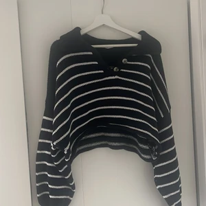 Zara tröja - Säljer denna stickade croppade randiga tröja från zara. Har en krage med 3 knappar, den är aningen längre vid ryggen än vad magen. Aldrig andvänd