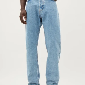 Weekday Space 30W 32L - Hej, säljer nu mina weekday space efter att ha använt dom en gång. De är i super bra skick. Storlek 30W 32L. Passar någon som är 170-180.  Priset kan diskuteras. Skriv i DM vid frågor.