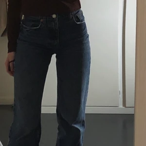 Jeans - Säljer dessa snygga byxor ifrån zara pga att de ej kommer till användning, dom är i väldigt bra skick och inte använda alls mycket. Jag är 1,66 och går över skorna på mig och sitter hur bra som helst, dom är slutsålda på hemsidan. Har även ett par likadana i svart om någon skulle vara intresserad av svarta ist. Skriv till mig för bättre bilder, de kosta 399 och säljer dom för 150 ink frakt🥰