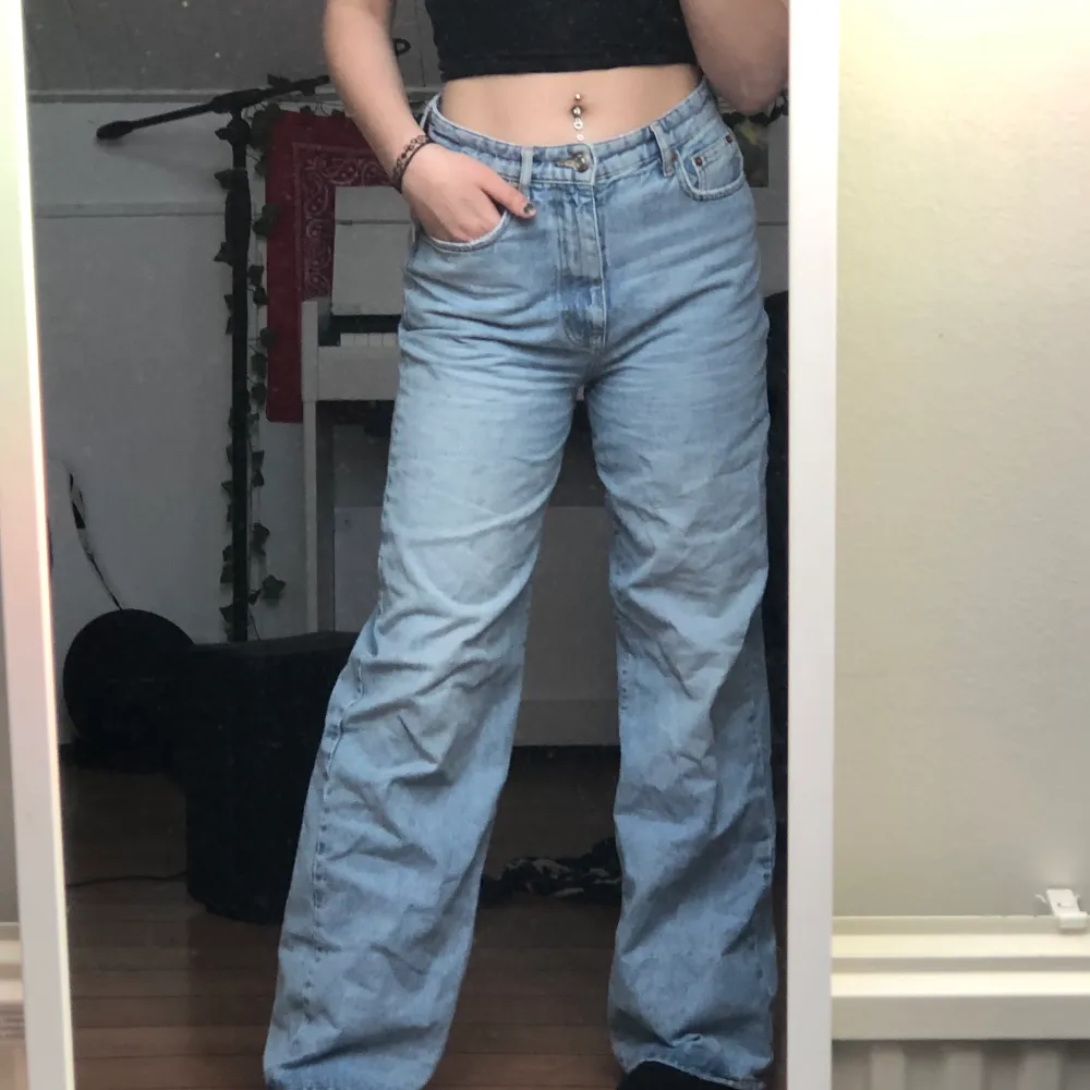 Jeans från GinaTricot i storlek 38. Är som nya, bara lite slitna längst ner, då dem är lite långa på mig så är runt 170. 200kr + frakt:). Jeans & Byxor.