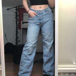 Jeans från GinaTricot i storlek 38. Är som nya, bara lite slitna längst ner, då dem är lite långa på mig så är runt 170. 200kr + frakt:)