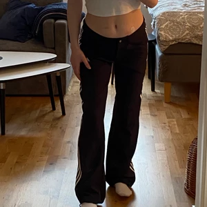 Lågmidjade adidas byxor  - Lågmidjade adidas byxor i storlek 38. Använda men i bra skick. Säljer då de tyvärr inte kommer till användning längre 