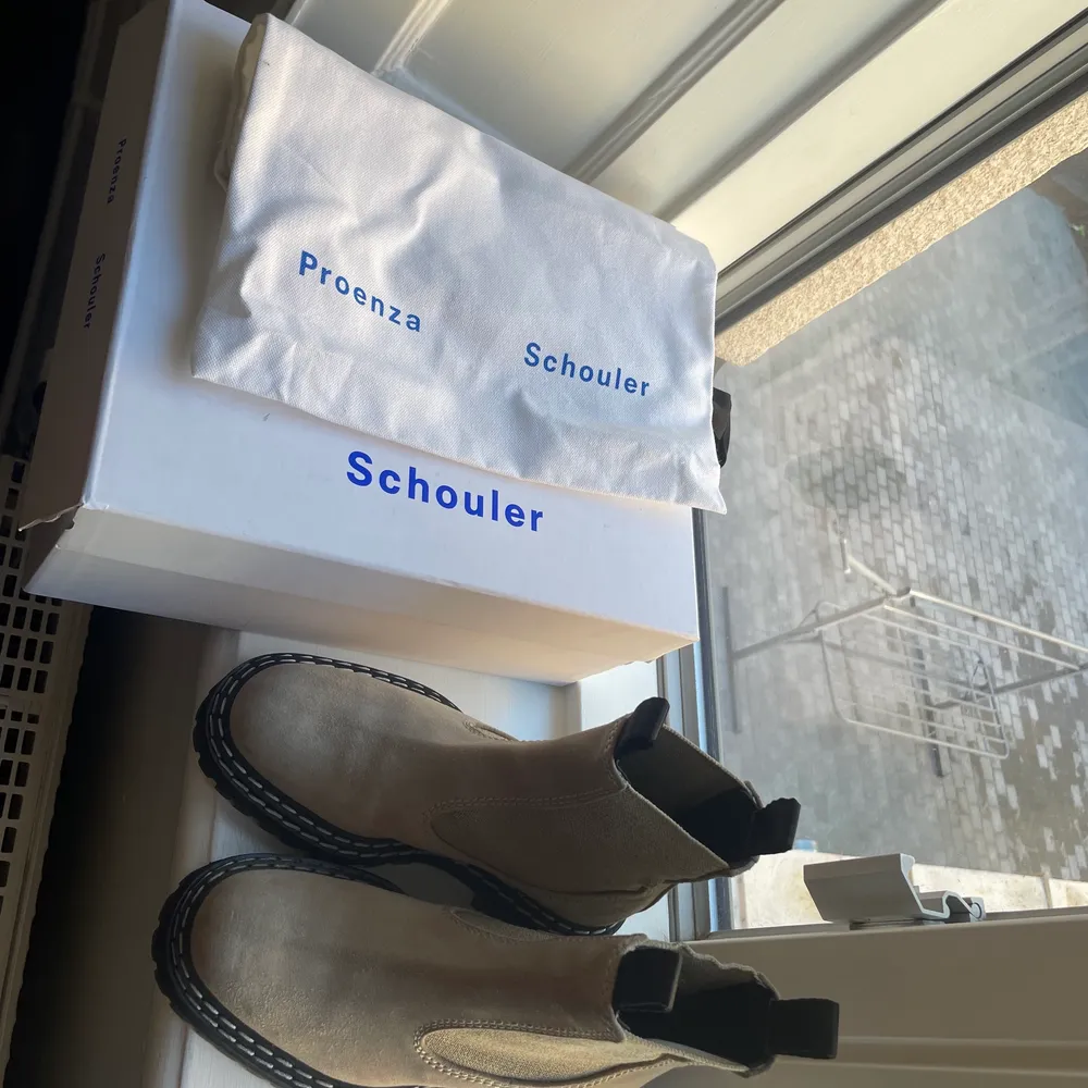 Chic beige suede boots by Proenza Schouler. Almost like new. Sold with original box and dustbag.. Skor.