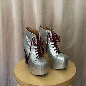 Jeffrey Campbell klacksko silver - Jeffrey Campbell silver sko med röda snören, Stl 38, 12 cm klack, 5cm platå. Supercoola men används ej ✨👠