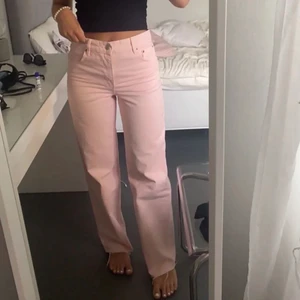 Zara jeans - Fina ljusrosa jeans från zara som är använda 1 gång. De är avklippta och innerbenslängden är nu ca 76 cm. De är storlek 38 men skulle säga att de är en 36. Köparen står för frakten 🤍
