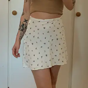 Super somrig kjol från H&M. Sitter bra på mej som är XS ✨