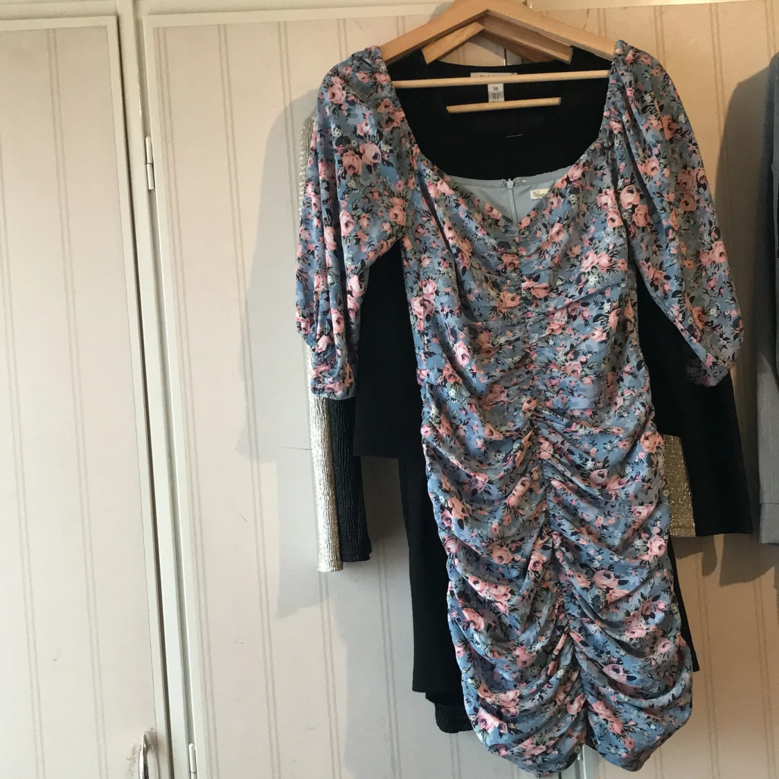 Blommig klänning stl 36 - 90