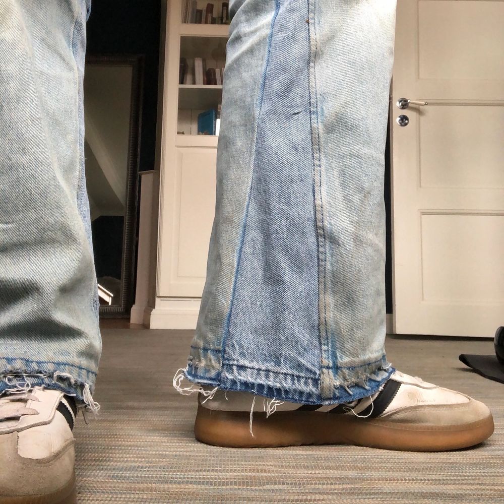 Säljer mina bootcut jeans. Det var från början skinny jeans som jag sedan sydde om till bootcut.. Jeans & Byxor.