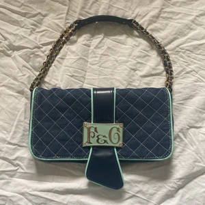 y2k väska - Otroligt fin denim y2k väska i utmärkt skick, finns minimala ”defekter” på få ställen men syns knappt alls. Rymmer mycket!  Köparen står för frakt. ❤️