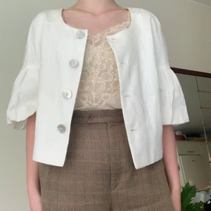 Vit jacka/kofta - Vit fin jacka/kofta ☁️ Passar perfekt till sommaren. Köpt second hand, i väldigt fint skick. Oklar storlek men passar som en S på mig 