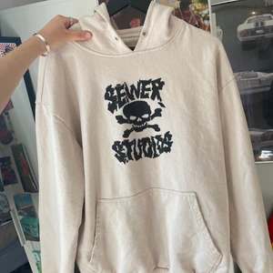 Creme vit hoodie med tryck - Säljer denna tvärfeta hoodien med coola och unika tryck🤍 den är jättemysig men kmr inte till användning, köpare står för frakt och jag finns i DM för bilder/frågor😇