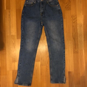 Jeans - Snygga jeans från boohoo med slits nertill.  Tyvärr är för små för mig. Aldrig använda, prislappen sitter kvar!