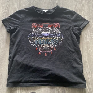Kenzo t shirt  - Säljer denna jätte snygga t shirt då den inte kommer till användning. Änväd cirka 5 gånger och i nyskick, köpt för 1000. Den är 100% äkta då den är köpt på kenzo hemsida❣️ hör av er vid intresse eller frågor💗