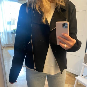 Mocka jacka  - Såå fin mocka jacka från Bikbok strl S, aldrig använd så helt nyskick! 🧡 perfekt till våren!