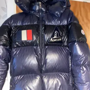 Säljer nu min ÄKTA Moncler jacka då jag är sugen på något annat, super bra skick då jag tagit hand om den väl, jackan är i storlek M/L då det går att reglera vid midjan med spännband (super smidigt) jackan är exklusiv så du sticker ut, pris 6000kr